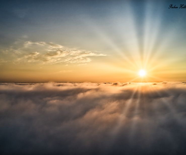 Lav tåge med solnedgang