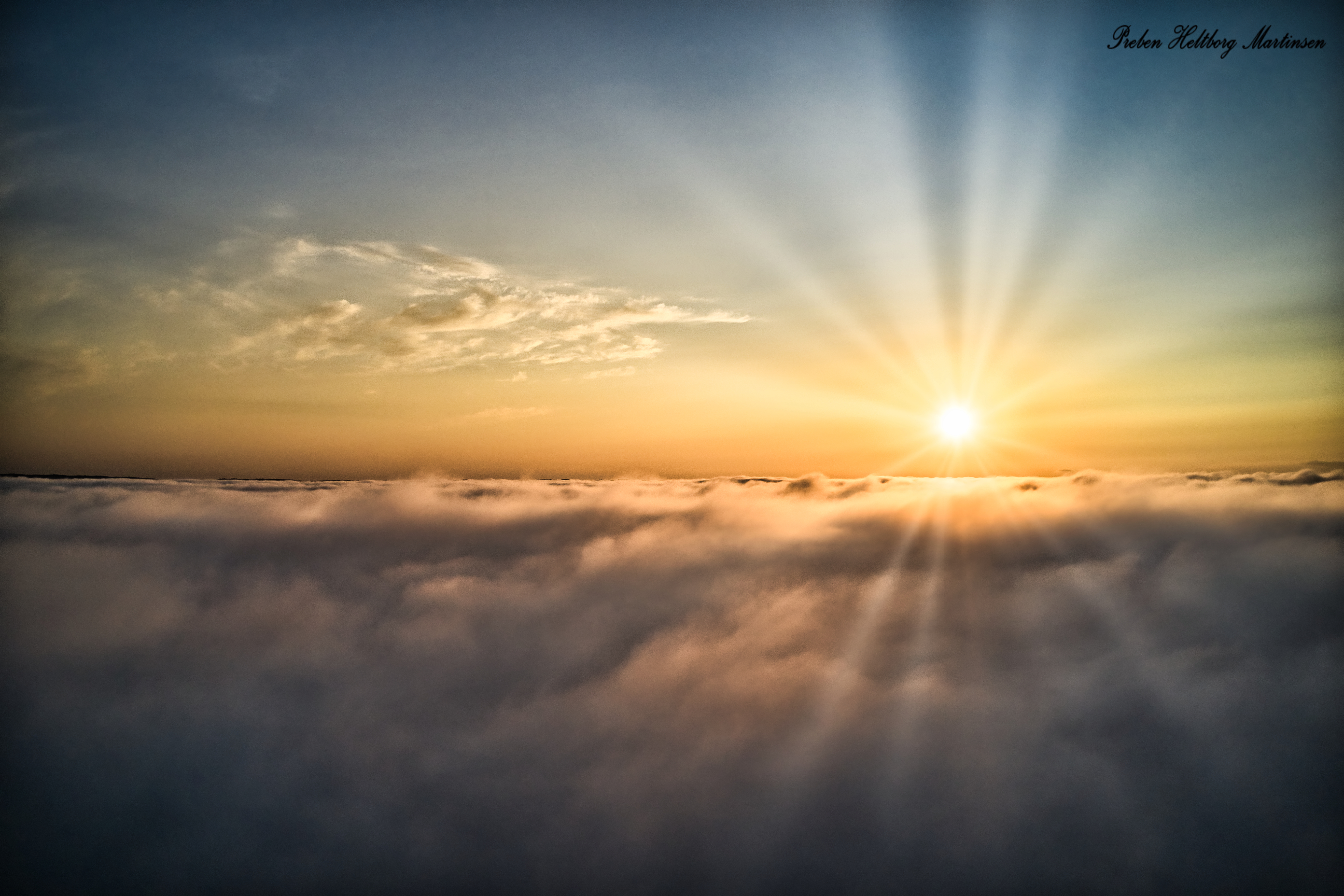 Lav tåge med solnedgang